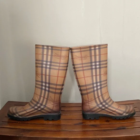 Burberry rain boots - Picture 4 of 8